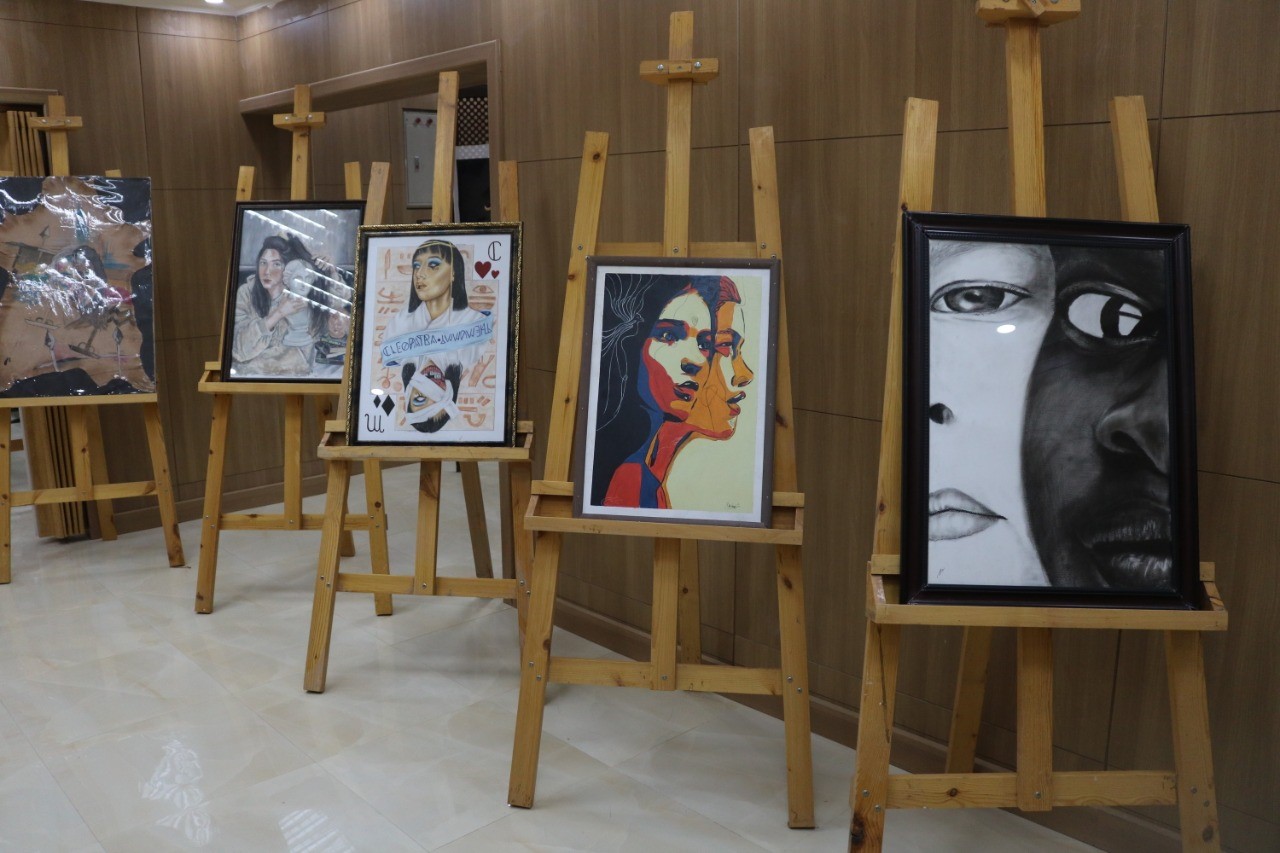 جامعة أسوان : معرض فني يضم 44لوحة فنية تحت شعار طلاب بلا تمييز